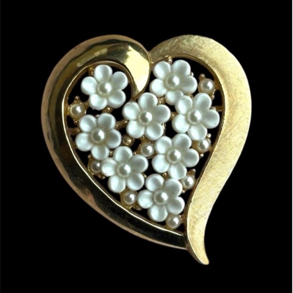 Trifari vintage Gold Heart Brooch with White Flowers